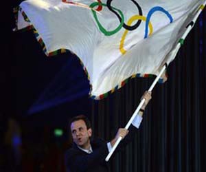 Eduardo Paes, alcalde de Río, recibe la bandera