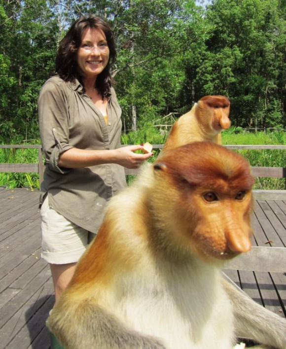 La presentadora Lucy Cooke en Borneo con monos narizones.