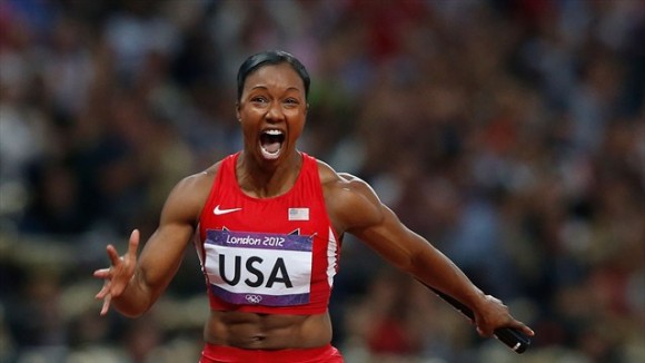 Carmelita Jeter, de Estados Unidos, celebra el Oro y el Récord Mundial al finalizar la carrera de relevo 4 x 100 metros en el femenino