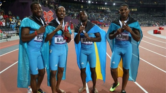 Chris Brown, Demetrius Pinder, Michael Mathieu y Ramon Miller celebra el Oro de Bahamas en la final del relevo 4x400 metros masculinos