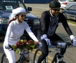Dominicanos se casan en bicicleta