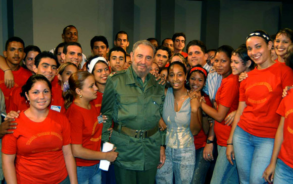 Fidel con Jovenes al terminar una Mesa Redonda. Foto: Ismael Francisco/Cubadebate.