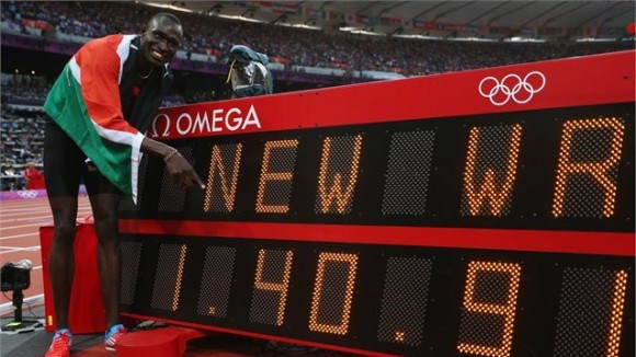 David Rudisha de Kenya celebre junto al reloj oficial su Récord Mundial para los 800 metros planos