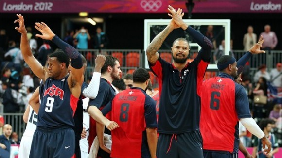 El equipo norteamericano de Baloncesto celebra su triunfo ante Argentina