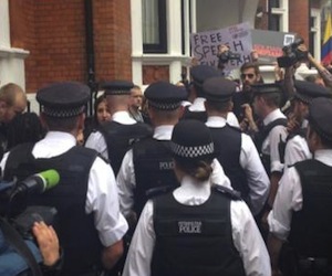 Embajada de Ecuador en Londres fuertemente custodiada.