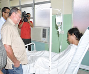 El Primer Secretario del Partido de Santiago de Cuba, Lázaro Expósito, durante una visita a los lesionados. Foto: Sierra Maestra