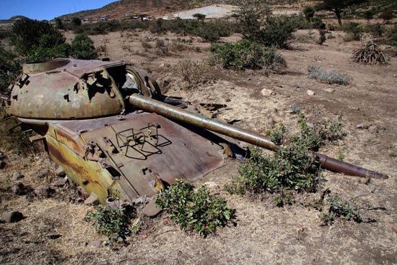 Tanques de Guerra undidos en las arenas del desierto Ogaden. Foto: Ismael Francisco/Cubadebate.