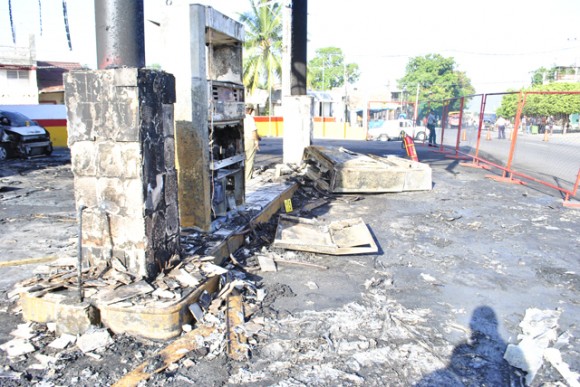 Un incendio que destruyó las pistas de expendio de gasolina tuvo lugar alrededor de las 19:30 horas del martes en el servicentro de Trocha y Carretera del Morro, en Santiago de Cuba. Foto: Periódico Sierra Maestra
