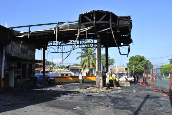 Un incendio que destruyó las pistas de expendio de gasolina tuvo lugar alrededor de las 19:30 horas del martes en el servicentro de Trocha y Carretera del Morro, en Santiago de Cuba. Foto: Periódico Sierra Maestra