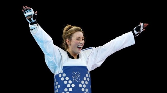 Jade Jones, del Reino Unidos celebra la victoria contra oponente china que le dió el título olímpico en el Taekwondo