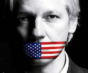 Assange debería ser condecorado, opina Chomsky
