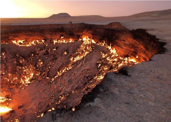 En el desierto de Karakum (Turkmenistán) se encuentra este enorme agujero de 70 metros de ancho que empezó a arder en 1971 y continua haciéndolo hoy en día.