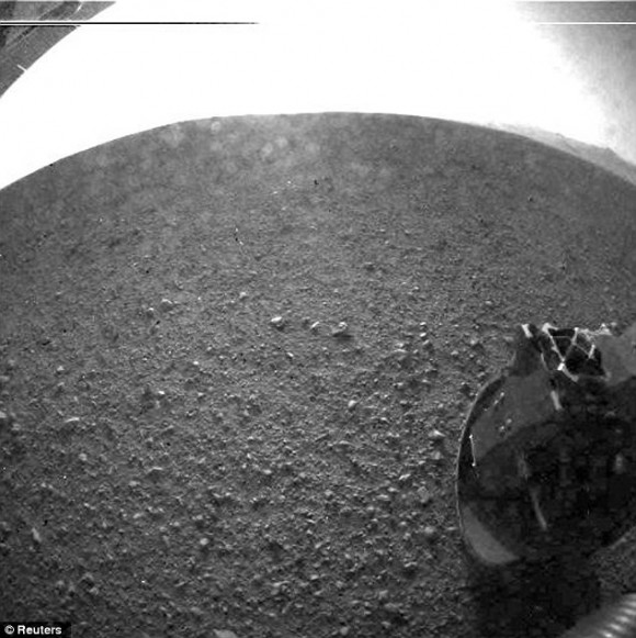 Unas dos horas después de aterrizar en Marte y radiando de vuelta a su primera imagen, rover de la NASA Curiosity transmite una imagen de mayor resolución de su nueva casa de Marte, sin la forma misteriosa en el horizonte 