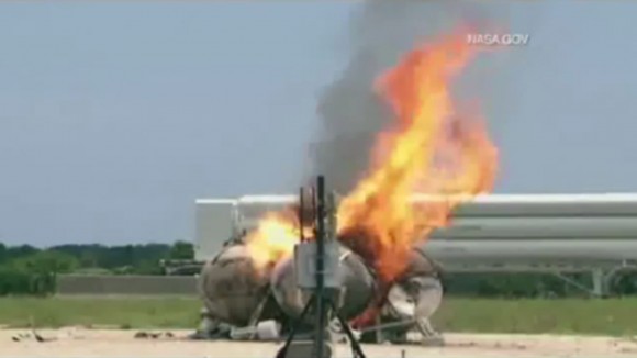 El vehículo ‘Morpheus’ de la NASA se precipitó a tierra y está en llamas tras fracasar un vuelo de prueba en el Centro Espacial Kennedy este jueves. 