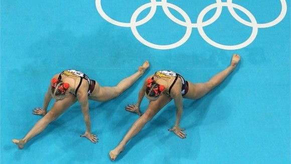 Las Campeonas Olímpicas de Dueto en Nado Sincronizado, Natalia Ishchenkoy Svetlana Romashina de Rusia, instantes antes de entrar al agua para su rutina libre