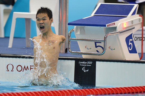 El nadador chino Zheng Tao, que no tiene brazos, rompió hoy el récord olímpico en la prueba de los 100 metros espaldas de los Juegos Paralímpicos Londres 2012, algo que celebró eufórico, como bien podemos apreciar en la imagen que divulgó la agencia de noticias AFP.