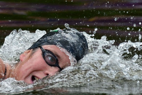 La húngara Eva Riszto nadando durante los 10 kilómetros de la maratón. Foto: LUIS ACOSTA (AFP)