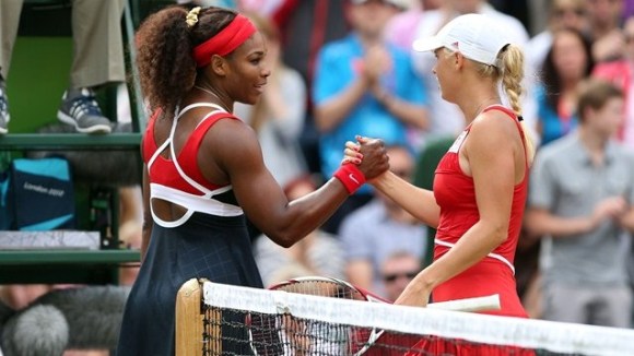 Williams y Wozniacki se saludan al finalizar el match