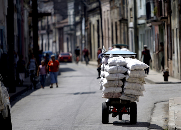 Bicitaxi en calle camagüeyana. Foto: Ismael Francisco/Cubadebate