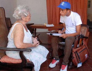 Enumerador realizando una entrevista, durante el IV Censo Nacional de Población y Viviendas, en Camagüey, Cuba, el 15 de septiembre de 2012. AIN FOTO/ Rodolfo BLANCO CUE