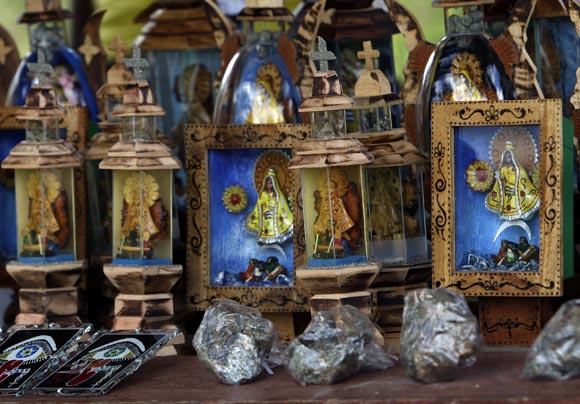 Gran cantidad de vendedores nos dan la bienvenida al llegar al Santuario. Foto: Ladyrene Pérez/Cubadebate.