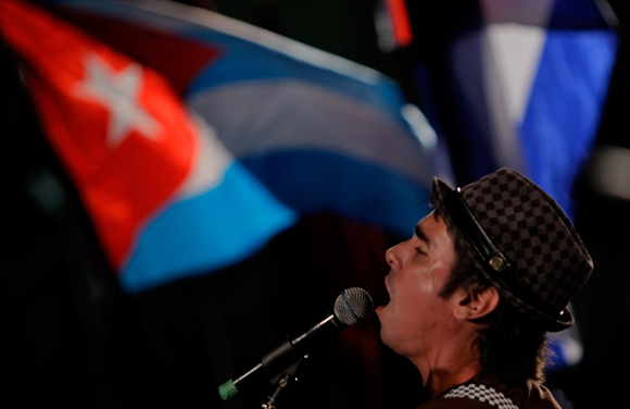 Adrián Berazaín durante el concierto por los Cinco. Foto: Ismael Francisco/Cubadebate.