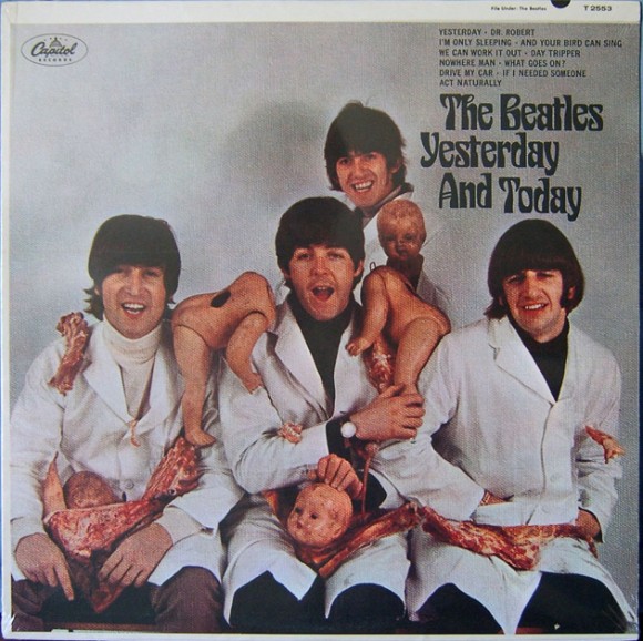 En 1966 publicaron este «Yesterday and Today» en EE.UU. Los Beatles vestidos de carniceros rodeados de piezas de carne y muñecas de plástico mutiladas. No le hizo mucha gracia al moralista público estadounidense  