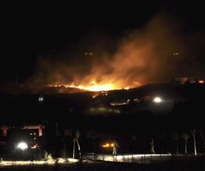 Fotografía facilitada hoy por la agencia Anadolu que muestra las llamas tras la explosión en un depósito de municiones en Afyonkarahisar (Turquía). EFE/ Serdar Yilmaz/Anadolu Agency