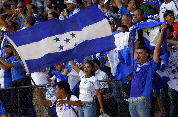 Público hondureño apoya a su equipo de Futbol, que derroto a Cuba 3x0 en eliminatorias mundialistas, en el Estadio Pedro Marrero de la Habana. Foto: Ismael Francisco/Cubadebate.