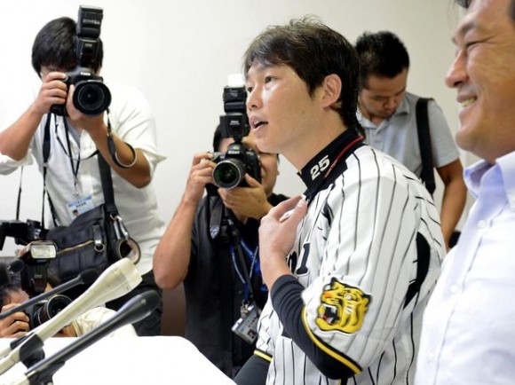 El presidente de la Asociación de Béisbol Brofesional de Japón Takahiro Arai habla durante una conferencia de prensa en Nishinomiya, Japón, el martes 4 de septiembre de 2012. La Asociación acordó participar en el Clásico Mundial de Béisbol 2013, con lo que puso fin a su amenaza de boicotear el evento debido a una disputa sobre la forma en que se comparte el dinero del torneo.  Foto: AP