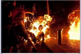 Joven se quema a lo bonzo en Portugal