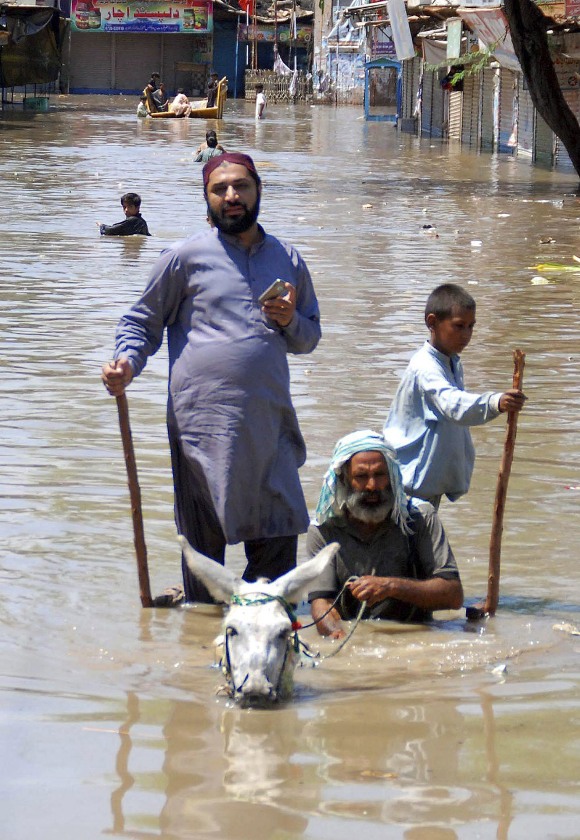 Al menos 78 personas murieron, tras las torrenciales lluvias monzónicas, que afectan a diversas zonas de Pakistán desde el pasado sábado.