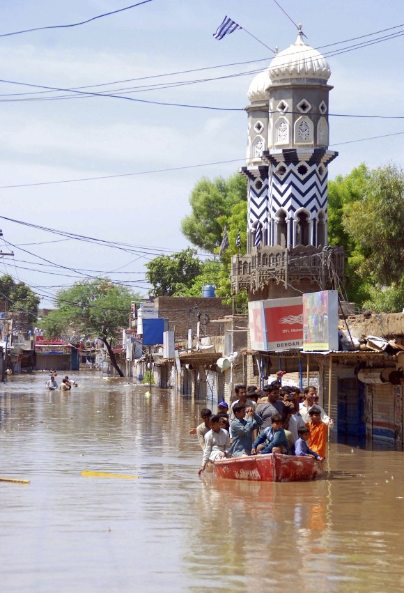 Al menos 78 personas murieron, tras las torrenciales lluvias monzónicas, que afectan a diversas zonas de Pakistán desde el pasado sábado.