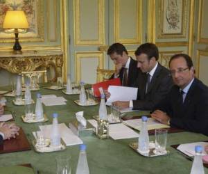  El presidente de Francia, Francois Hollande (derecha), este miércoles durante una reunión con el presidente del Consejo Europeo, Herman Van Rompuy en el Palacio del Eliseo en París. Foto Reuters 