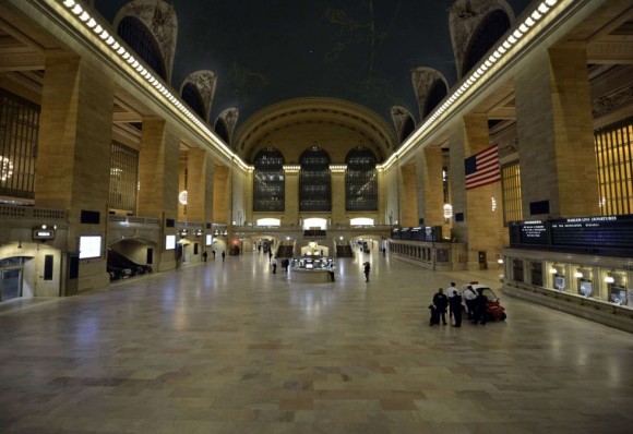 La policía despeja los últimos viajeros en la Grand Central Station de New York. Foto: Timothy A. Clary/AFP.