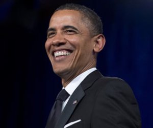 Obama bromea con los cambios de postura política de Romney 