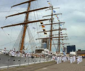 Arriba a La Habana fragata de la Marina Real británica 
