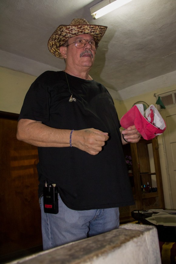 Silvio cambia la gorra que trae por el obsequio de María Regla, del barrio. Foto: Jorge Ramírez.
