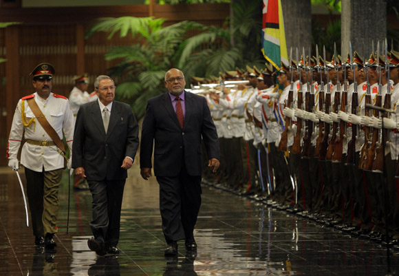 Recibe Raúl Castro, presidente cubano a su homologo de Guyana, Donald Rabindranauth Ramotar. Foto Ismael Francisco/Cubadebate.