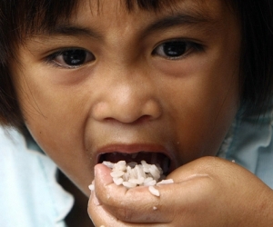 Niño come arroz