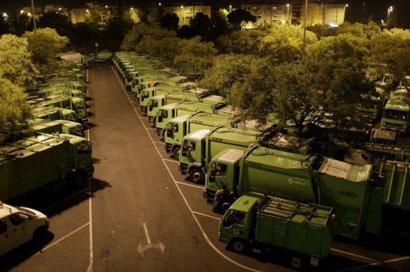 Camiones de basura fuera de servicio en una planta de procesamiento de basura en Lisboa. Foto: AP.