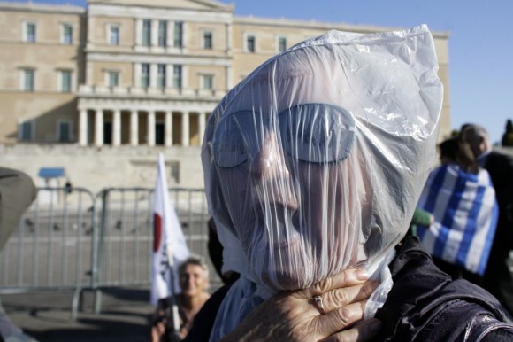 Una mujer protesta por los recortes en Atenas durante el paro general de tres horas convocado por los principales sindicatos de Grecia. Foto: Getty.