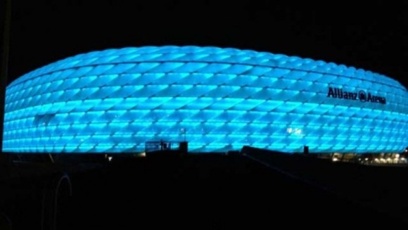 Allianz Arena, Munich. El peculiar sistema de iluminación del estadio provoca que el aspecto del estadio cambie completamente con solo tocar un botón: El recinto es de color rojo cuando juega el Bayern Munich, azul cuando actúa el Munich 1860 y blanco cuando juega la selección alemana.