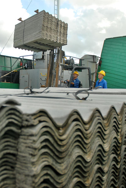 Arribo de materiales de construcción para dannificados por el huracán Sandy, por el puerto de Vita, municipio de Rafael Freyre, provincia de Holguín, Cuba, el 4 de noviembre de 2012. AIN FOTO/Juan Pablo CARRERAS/