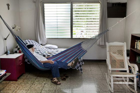 Hace poco, en su casa de Managua. Foto: Daniel Mordzinski.