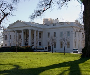 Lanzan petardos a la Casa Blanca desatando falsa alerta de seguridad