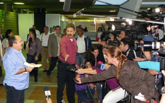 Andrés París, miembro de la guerrilla, emite un comunicado antes de entrar a las conversaciones que sostienen las Fuerzas Armadas Revolucionarias de Colombia Ejército del Pueblo (FARC-EP) con el Gobierno colombiano, en el Palacio de las Convenciones, en La Habana, el 24 de noviembre de 2012. AIN FOTO/Tony HERNÁNDEZ MENA
