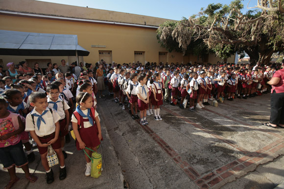 Reinicio del curso escolar en Santiago de Cuba, tras el paso del Huracan Sandy. Foto: Ismael Francisco/Cubadebate.