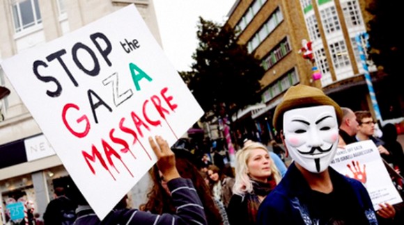 "Detengan la masacre en Gaza”, una de las pancartas que sostuvo un manifestante en Bournemouth, el Reino Unido.