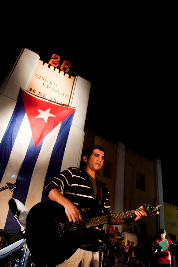 Buena Fe en Santiago de Cuba. Concierto ante el Moncada. Foto: Gabriel Dávalos